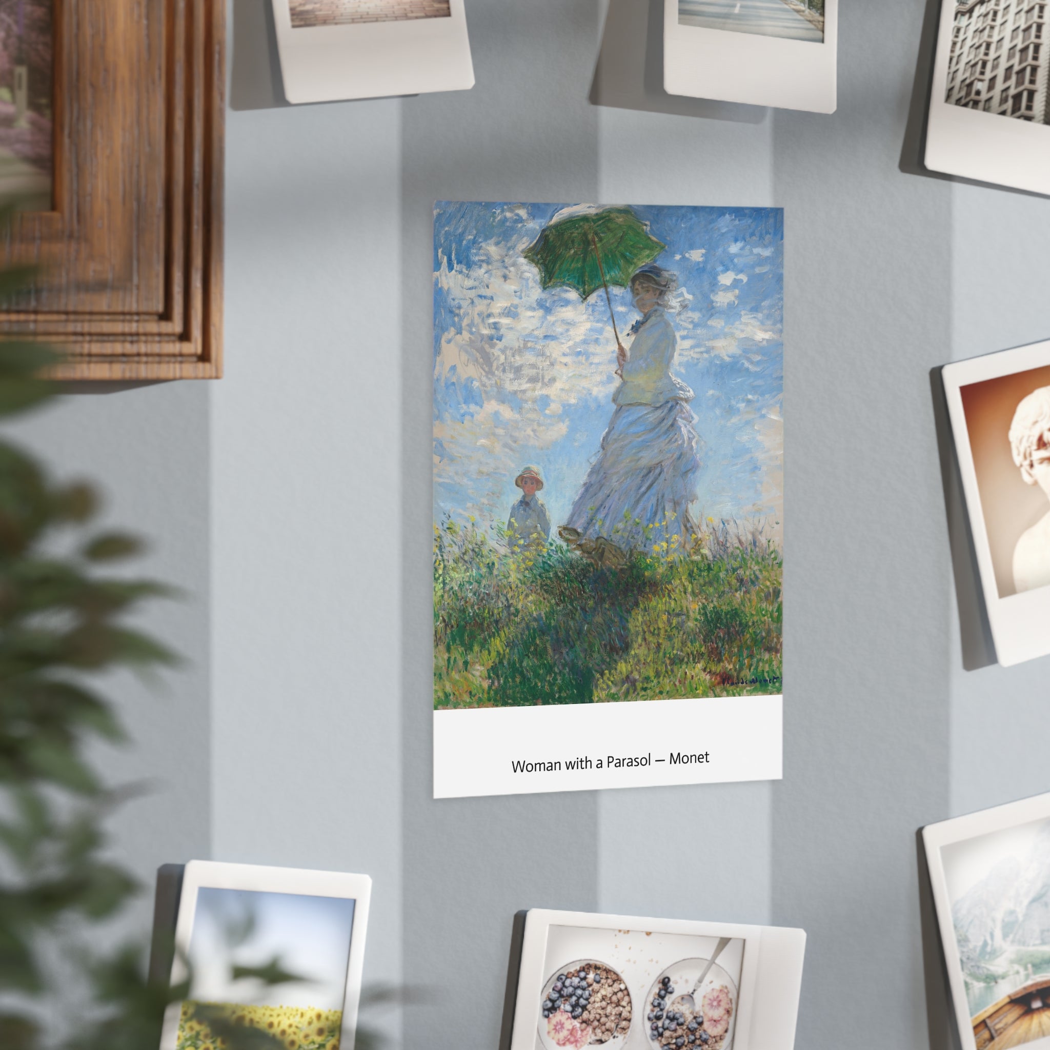 Mini Print : Woman with a Parasol — Monet